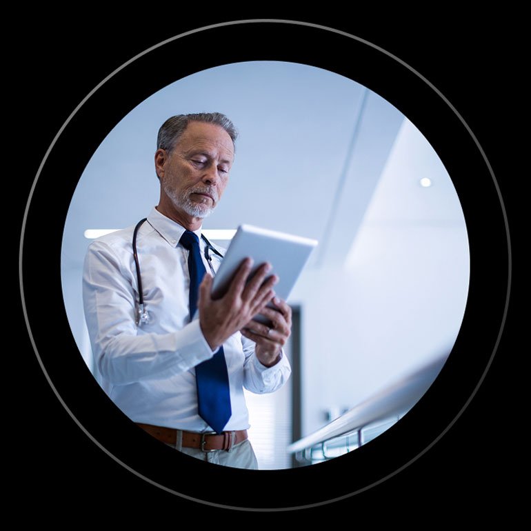 Médico consultando resultados em tablet — marketing digital para clínicas médicas